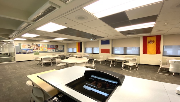 This photo shows the classroom on the left from the podium perspective. 