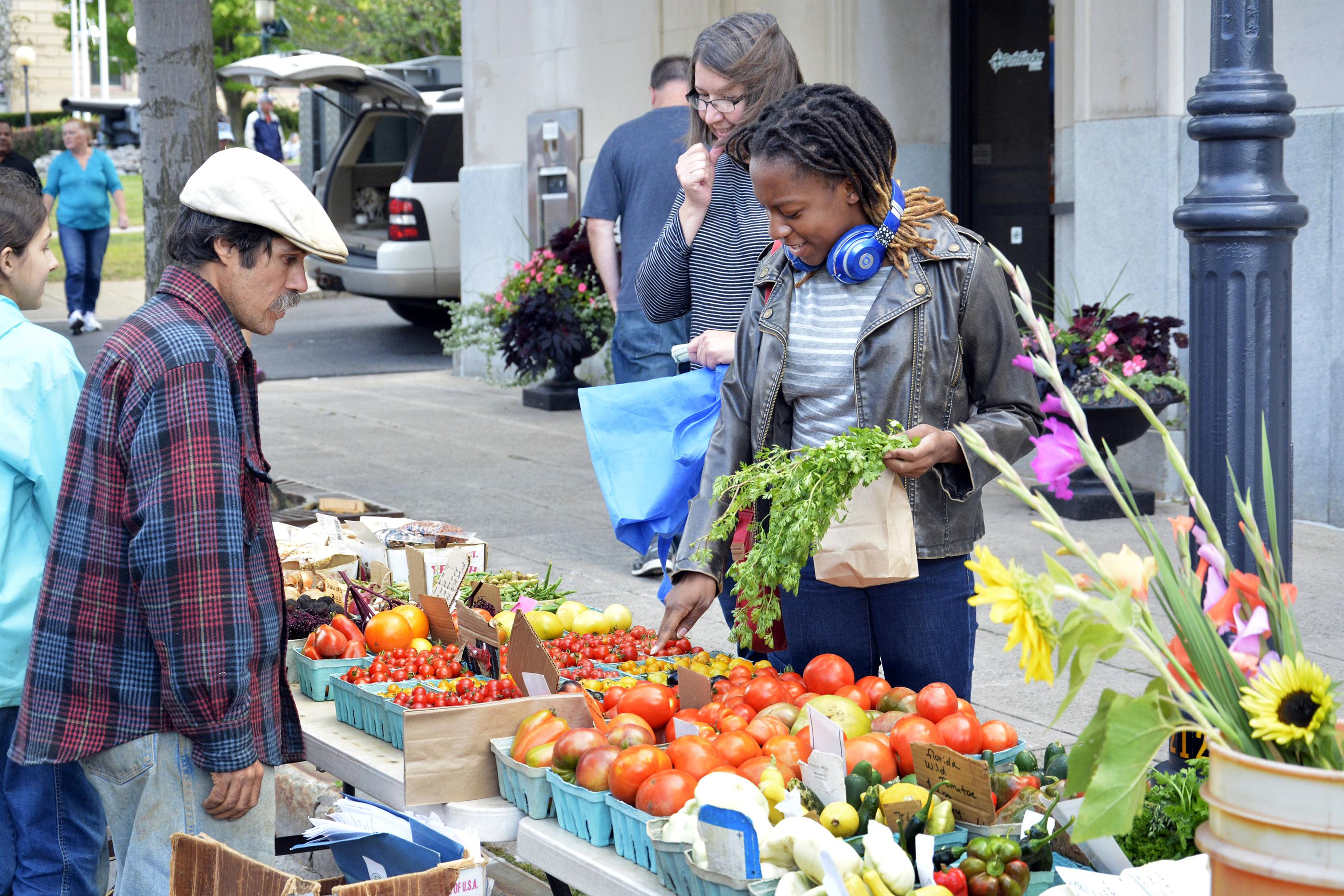 farmersmarket.jpg?itok=BCLSz2yP