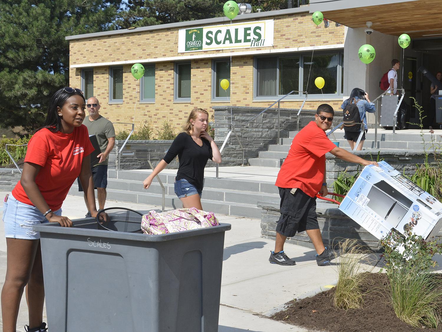 Red Carpet Crew helping students move in