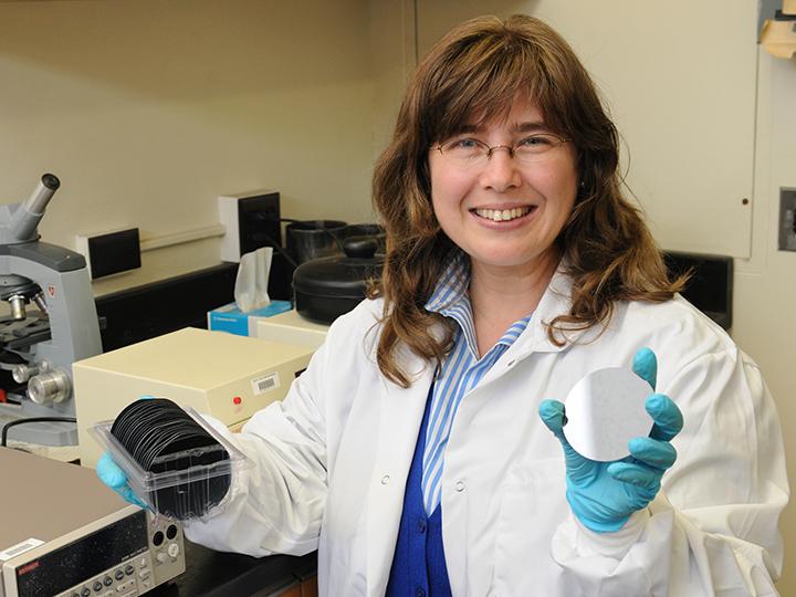 Carolina Ilie working in a physics lab