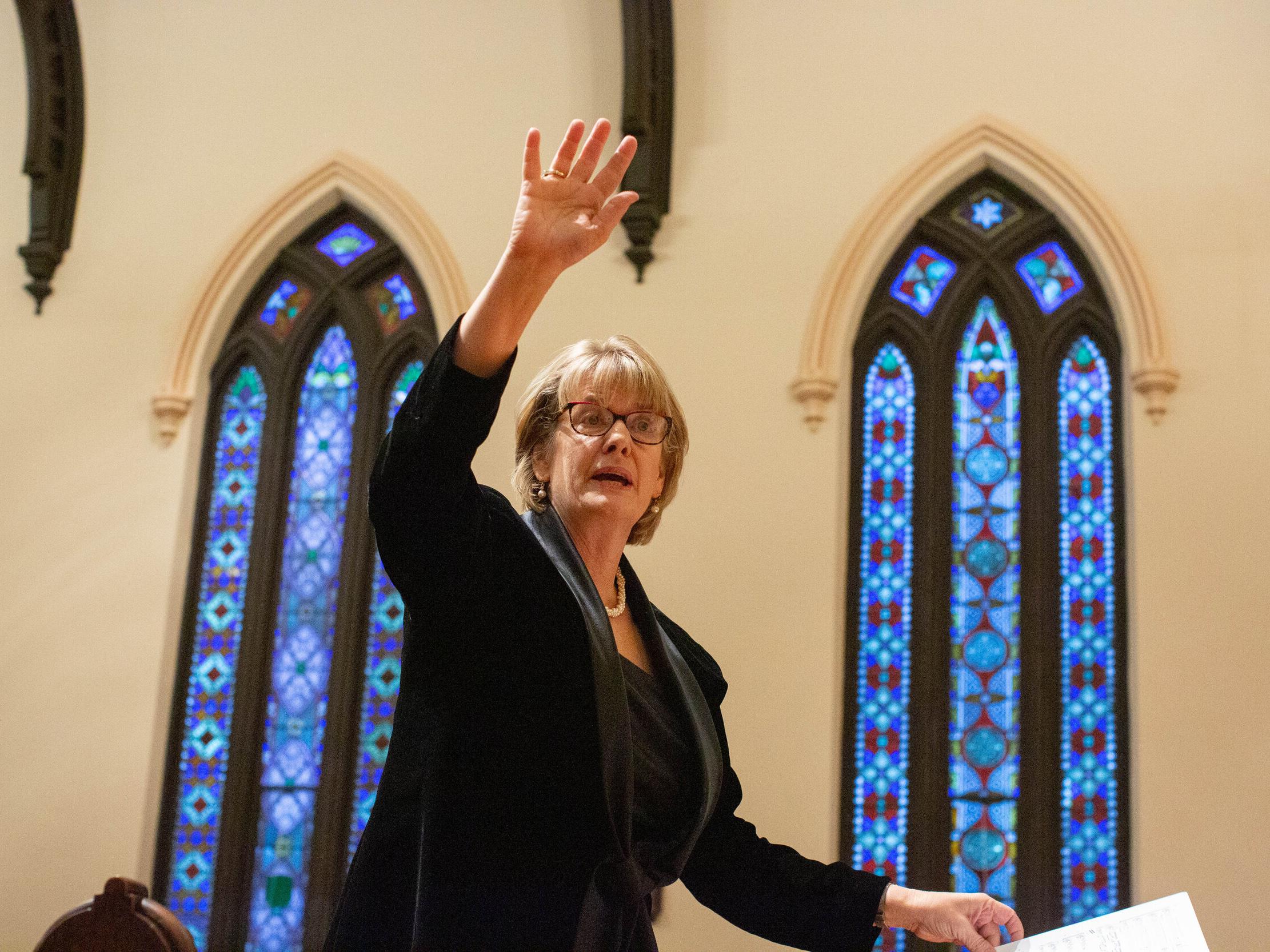 Julie Pretzat directing the Syracuse Vocal Ensemble