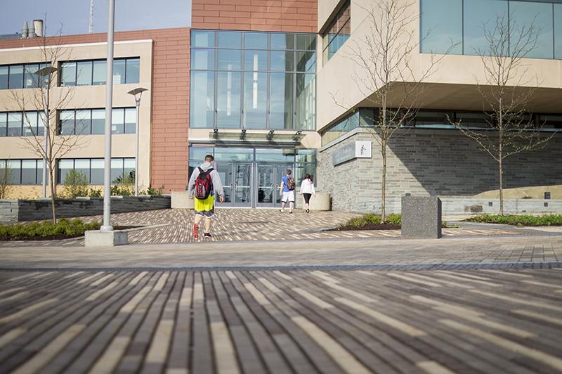 Students walking into Shineman Science Center