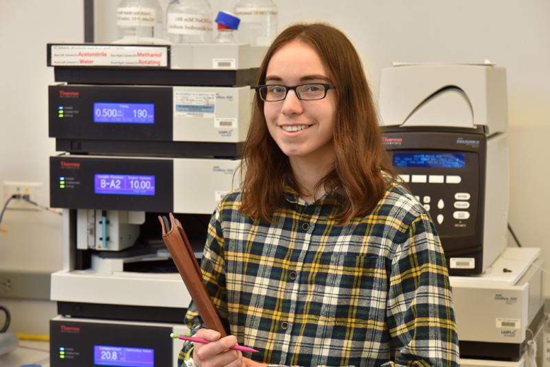 Sarah Rappleye in a chemistry lab