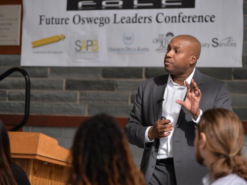 Saleem M. Cheeks ’01 engages with students and members of the SUNY Oswego community at the Future Oswego Leaders Conference, held on campus in 2016.