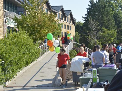 Red Carpet Crew help students move into Johnson Hall