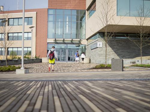 Students walking into Shineman Science Center