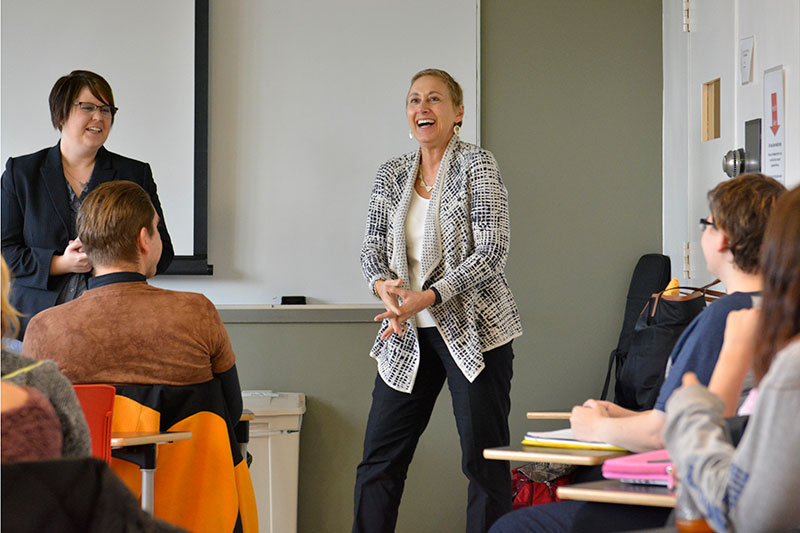 Alumna Andrea Virgilio Cotter speaks with students