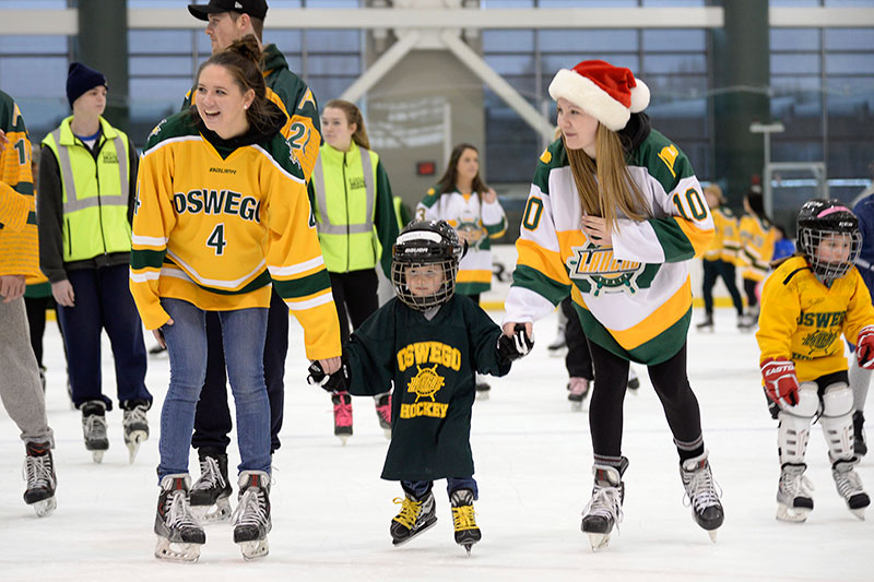 Lakers skate with local kids