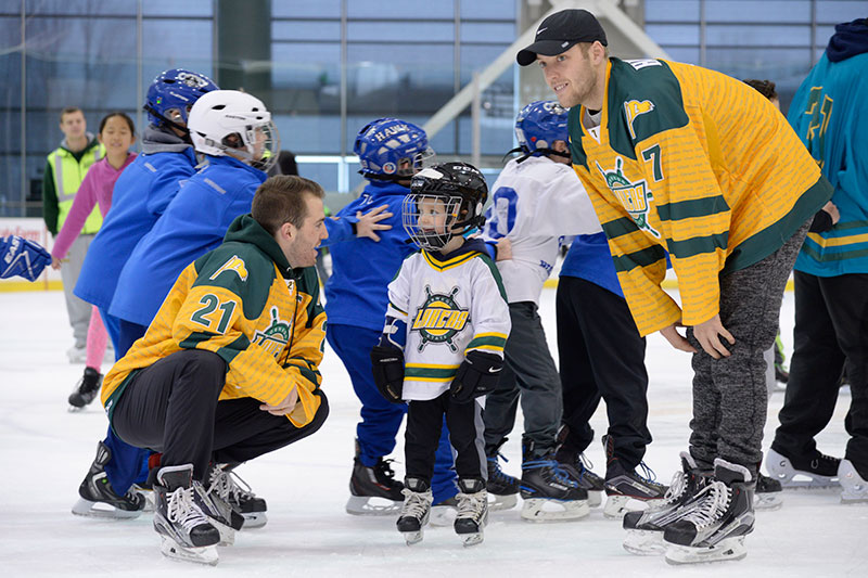 Lakers skate with local kids