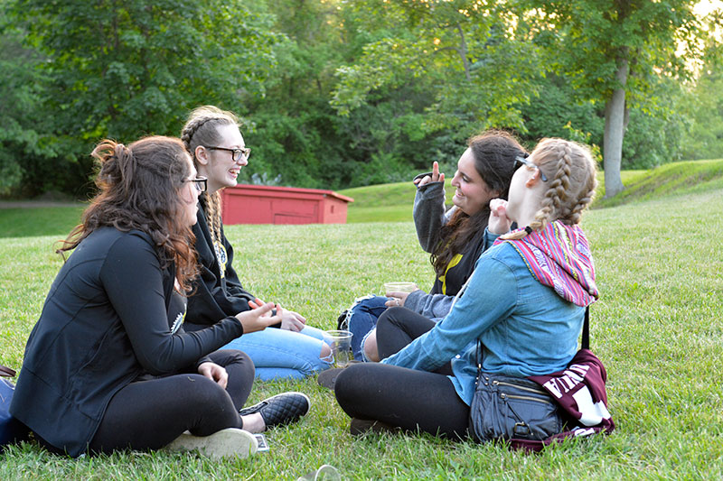 Alumnae sitting on Fallbrook lawn