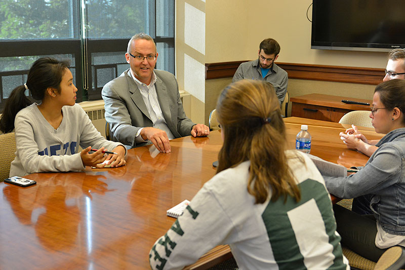 Kevin Stickles, a 1990 alumnus and senior vice president of human resources at Wegmans, give students advice for their business idea