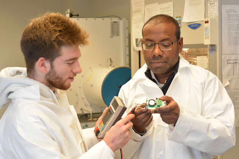 Faculty member working with student on research