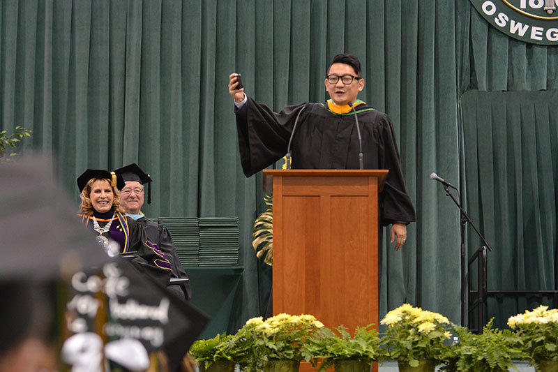 Alumnus Jeff Knauss speaks at Commencement