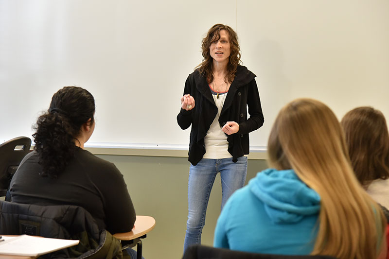 Performer Sarah Kilborne speaks to Introduction to Gender and Women's Studies class