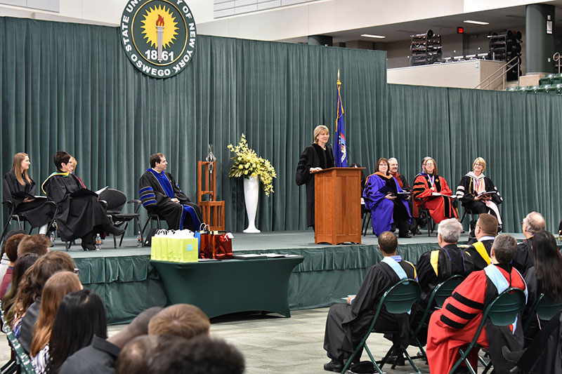 Honors Convocation keynote Kathy Bower speaking