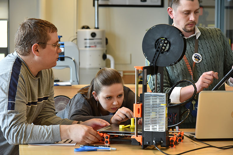 Students work with 3-D printer in Park Hall CAD Lab