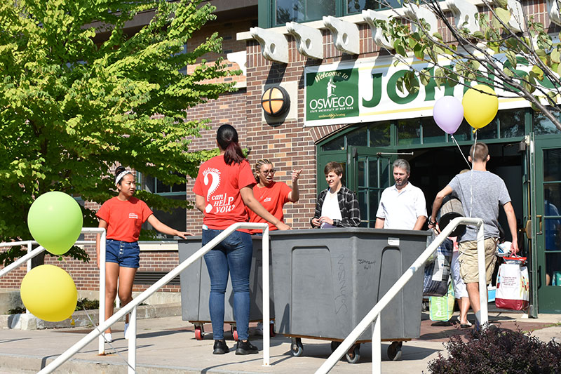 Red Carpet Crew volunteers help with new student move-in