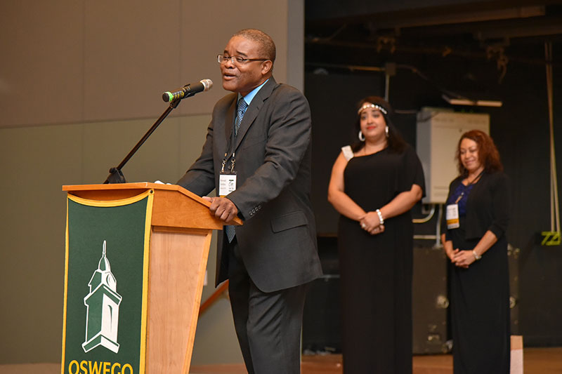 Howard Gordon accepts award