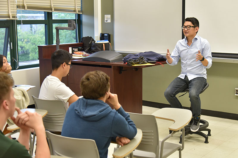 Jeff Knauss speaks to a class