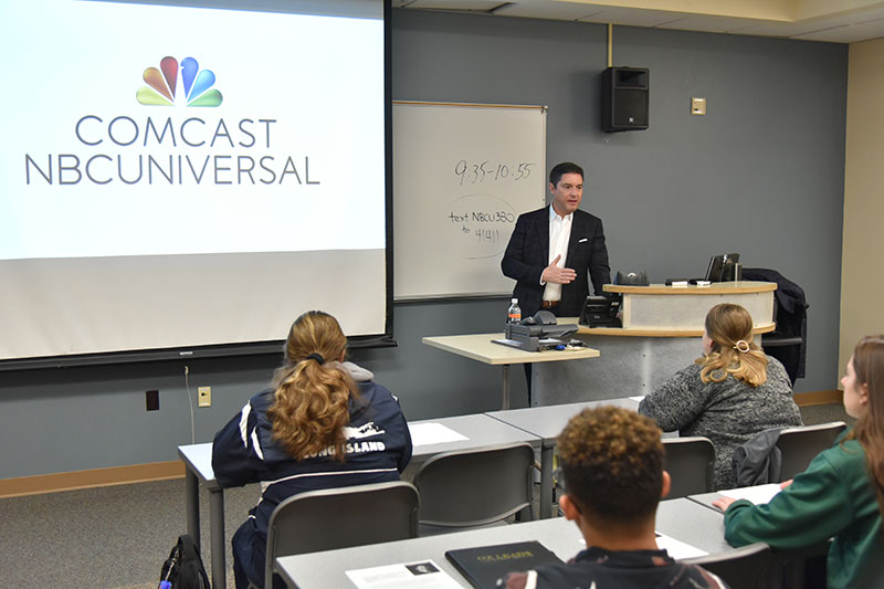 Alumnus Tom Winiarski, class of 1991 and now NBCUniversal’s executive vice president for planning and monetization, Advertising Sales, speaks with a class