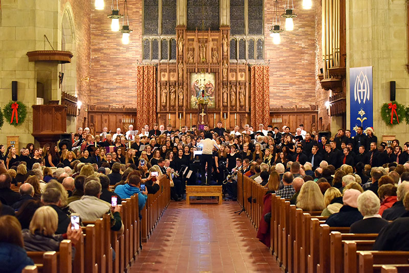 Mihoko Tsutsumi conducts a performance of Mendelssohn’s Magnificat and other holiday music