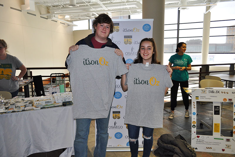 Fresmen Andrew Sigurdson and Katie Miano hold up their It's On Oz T-shirts