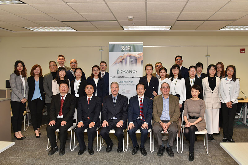 Students and faculty members of Shanghai Normal University and SUNY Oswego School of Business gather