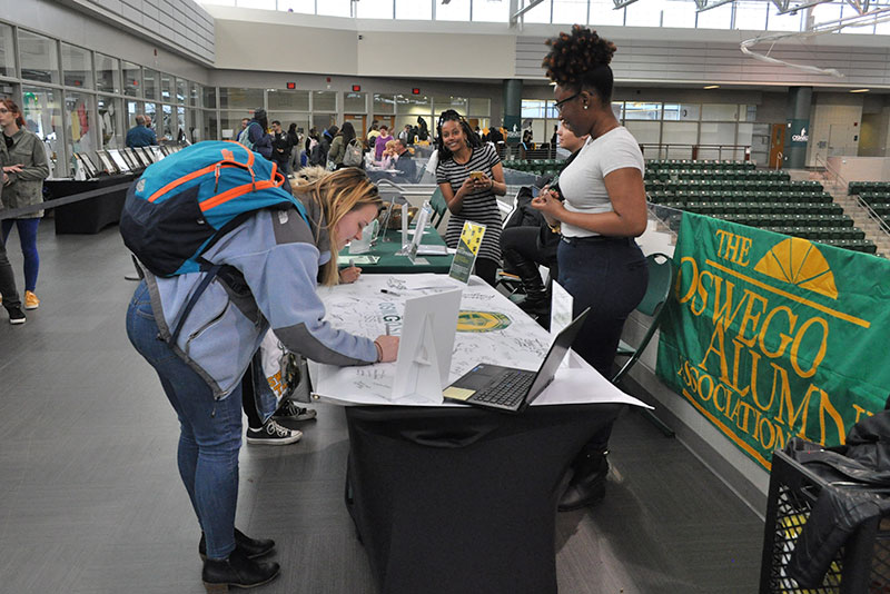 Senior Kelsey Morgan signs her class banner