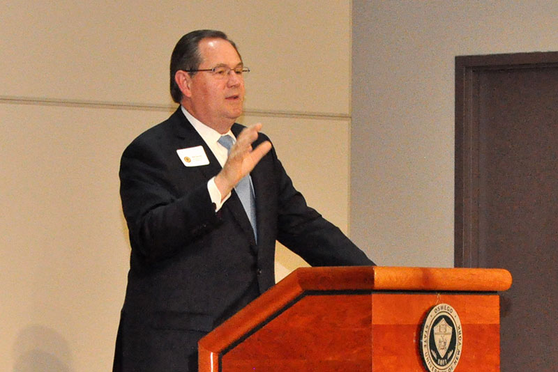 Successful alum Robert Garrett speaks to Beta Alpha Psi banquet