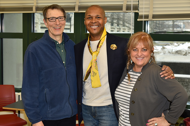 Aunree Houston, a 2000 SUNY Oswego alumnus and former long-time vice president of marketing operations at HBO Programming, shares his professional experiences during a senior seminar for theatre majors