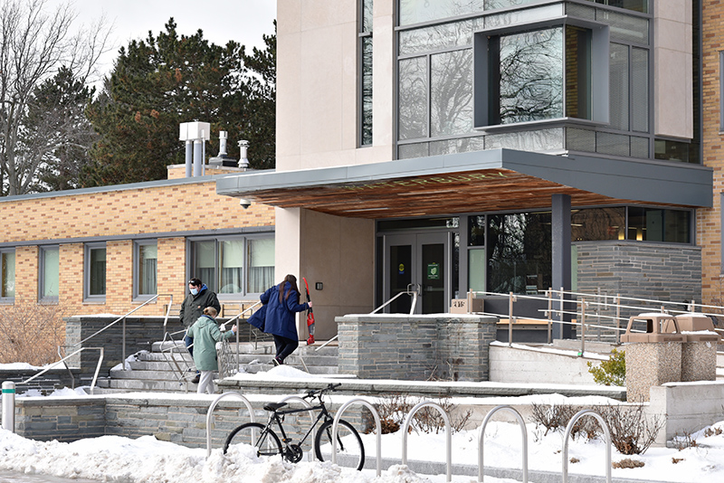 Students move into Waterbury Hall along the lake shore over the weekend.