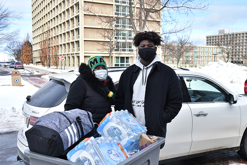 Trae Metzger, a freshman, moves into Oneida Hall on Jan. 24 with help from his mother.