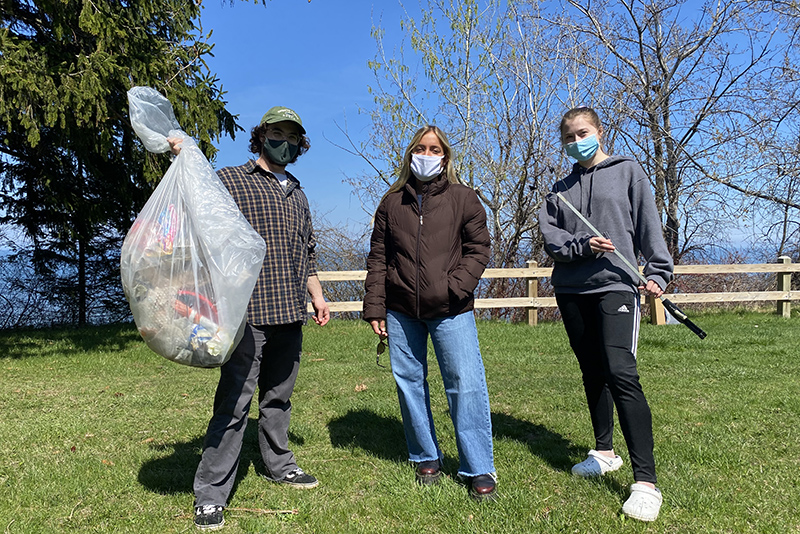 Sustainability Office interns and volunteers collected litter from various zones around campus, starting on April 19 during Earth Week. Several litter collection events were held on campus throughout the week in an effort to improve the environment as well as measure the impact. 