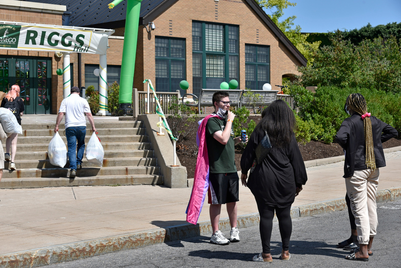 Raven Mitchell, a move-in captain at Riggs Hall, welcomes arrivals Aug. 18 to their new home in Riggs during freshman move-in.