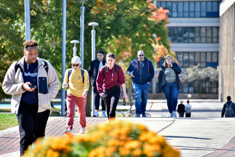 Families tour the campus on a crisp fall day during SUNY Oswego’s Oct. 10 Admissions Open House.