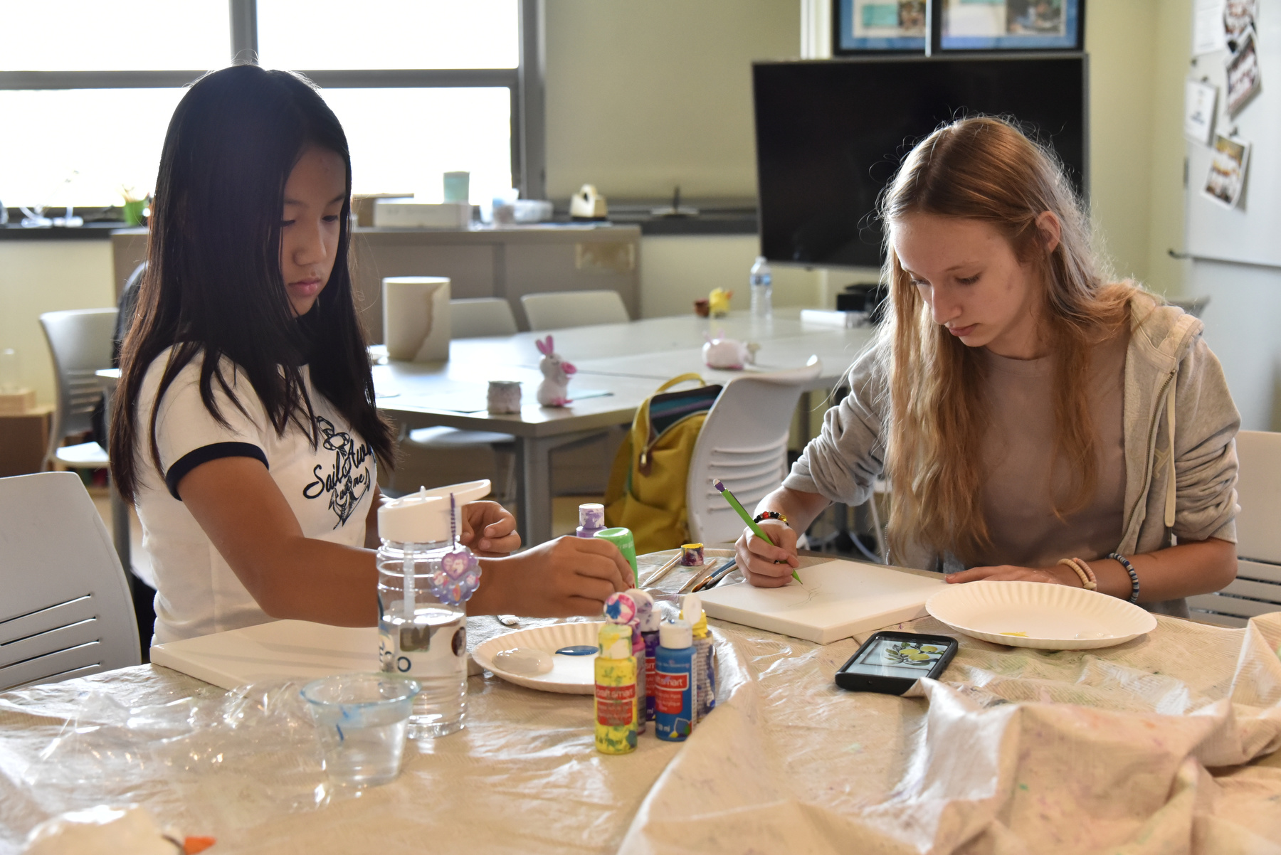 The Sheldon Institute for Barbara Shineman Scholars program featured a variety of opportunities for students to express their creativity and form new connections, including art painting classes in Park Hall.