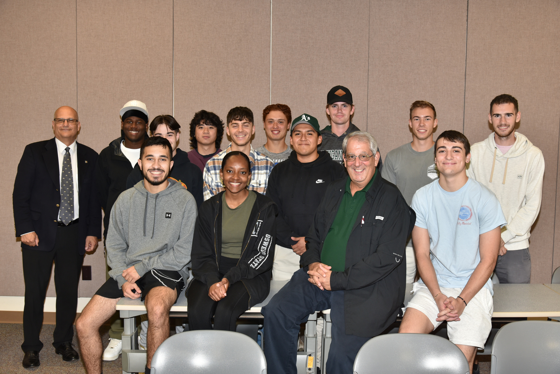 Bill Spinnelli (foreground), a class ‘84 alumnus, pauses for a photo with students in Graig Arcuri's (back left) “Real Estate Finance” class. The president and owner of Titan Homes, Spinnelli spoke during a recent class visit, part of the Alumni Sharing Knowledge program (ASK). 