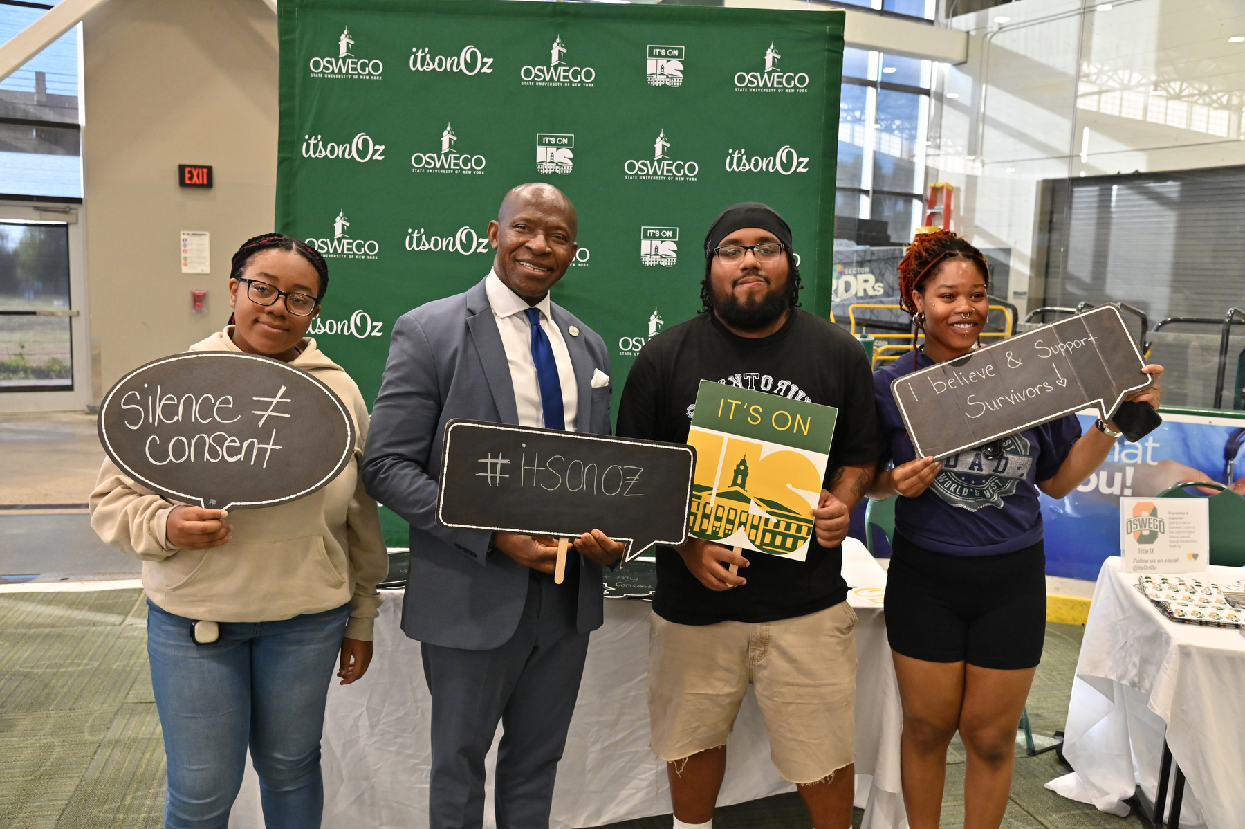 During the popular Student Involvement Fair, President Peter O. Nwosu meets with students involved in the It's on Oz program.