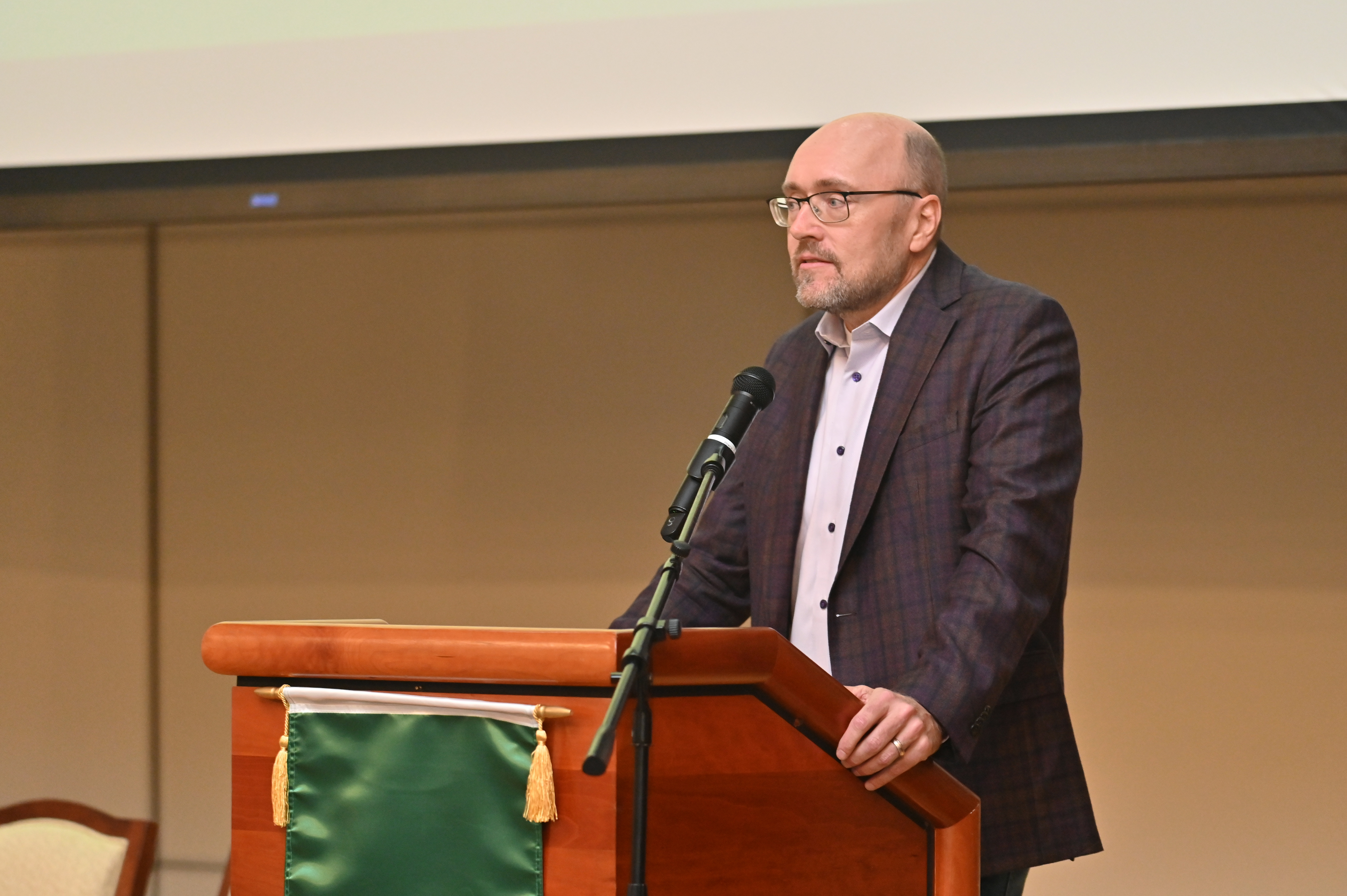 The conference on “The Entrepreneurial Mindset: A Business and STEM Collaboration” featured a keynote by entrepreneur and Oswego alumnus Joe Kinsella, whose startups included the very successful CloudHealth Technologies. Kineella talked on “The Entrepreneurial Mindset: A Business and STEM Collaboration Conference” to the Oct. 23 audience in Sheldon Hall ballroom.