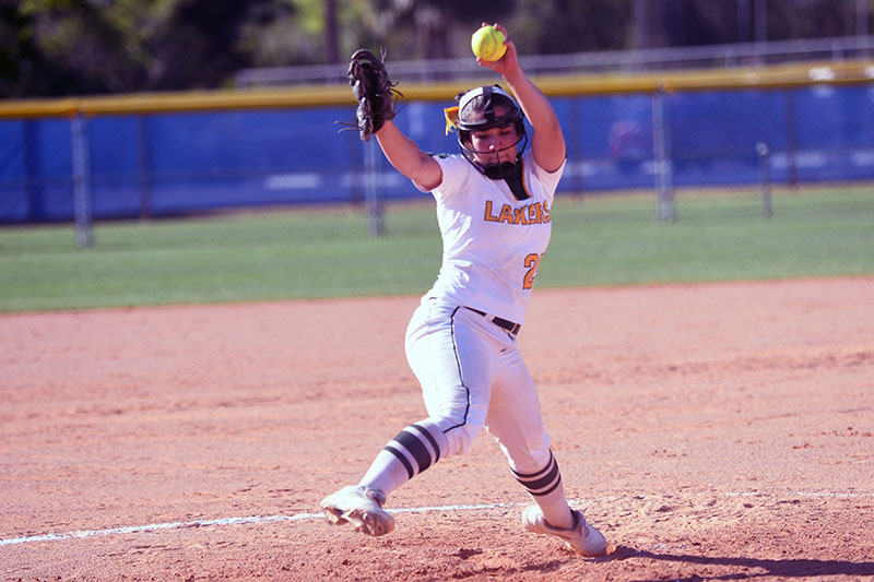 Softball pitcher Rebecca Vilchez in action