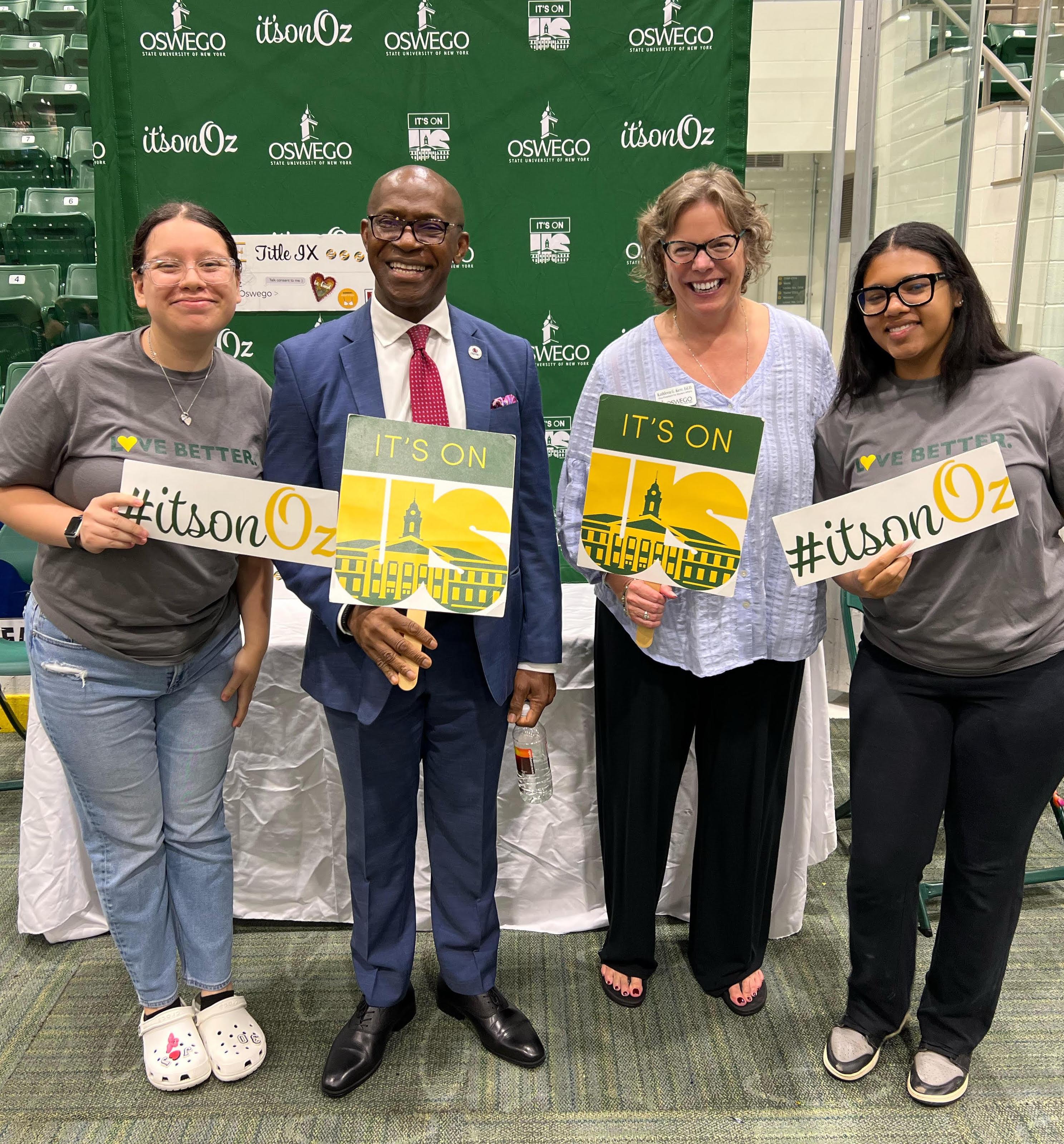 President Peter Nwosu and Vice President for Student Affairs Kathleen Kerr had the opportunity to meet and greet many students during the fall 2023 Student Involvement Fair, including It's On Oz student workers Jarely Jasso (left) and Rosie Paulino (right), both of whom are also in the Educational Opportunity Program.