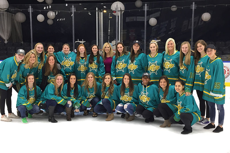 SportsCenter anchor and alumna Linda Cohn poses with Laker hockey team