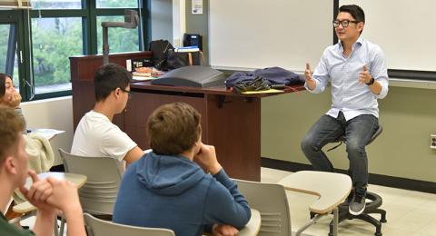 Jeff Knauss speaks to a class