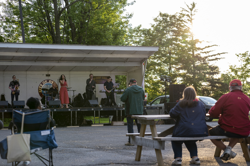 The Alumni Reunion Sunset Concert on Saturday evening, June 11, featured the tunes of Nik Lite along with food, ice cream and dancing while overlooking the lake behind Penfield Library.