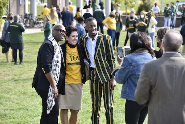 Students dressed in Oswego apparel for Green and Gold day