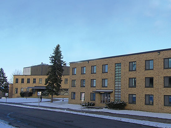 Winter scene of Moreland Hall, the southern part of Mackin Complex.