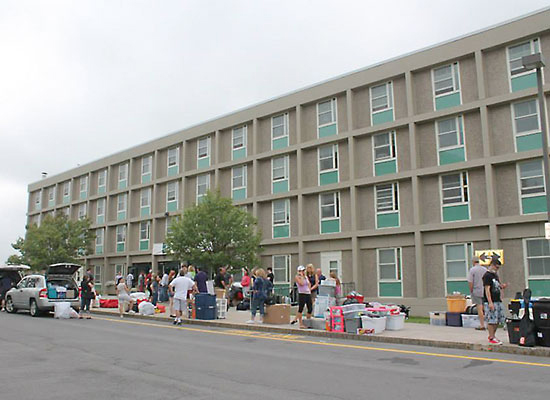 Oneida Hall student move-in day.