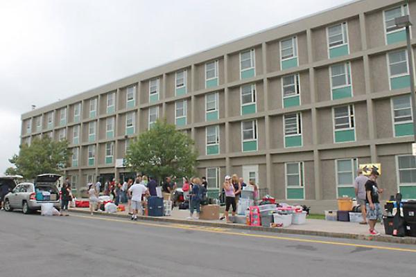 Oneida Hall student move-in day.