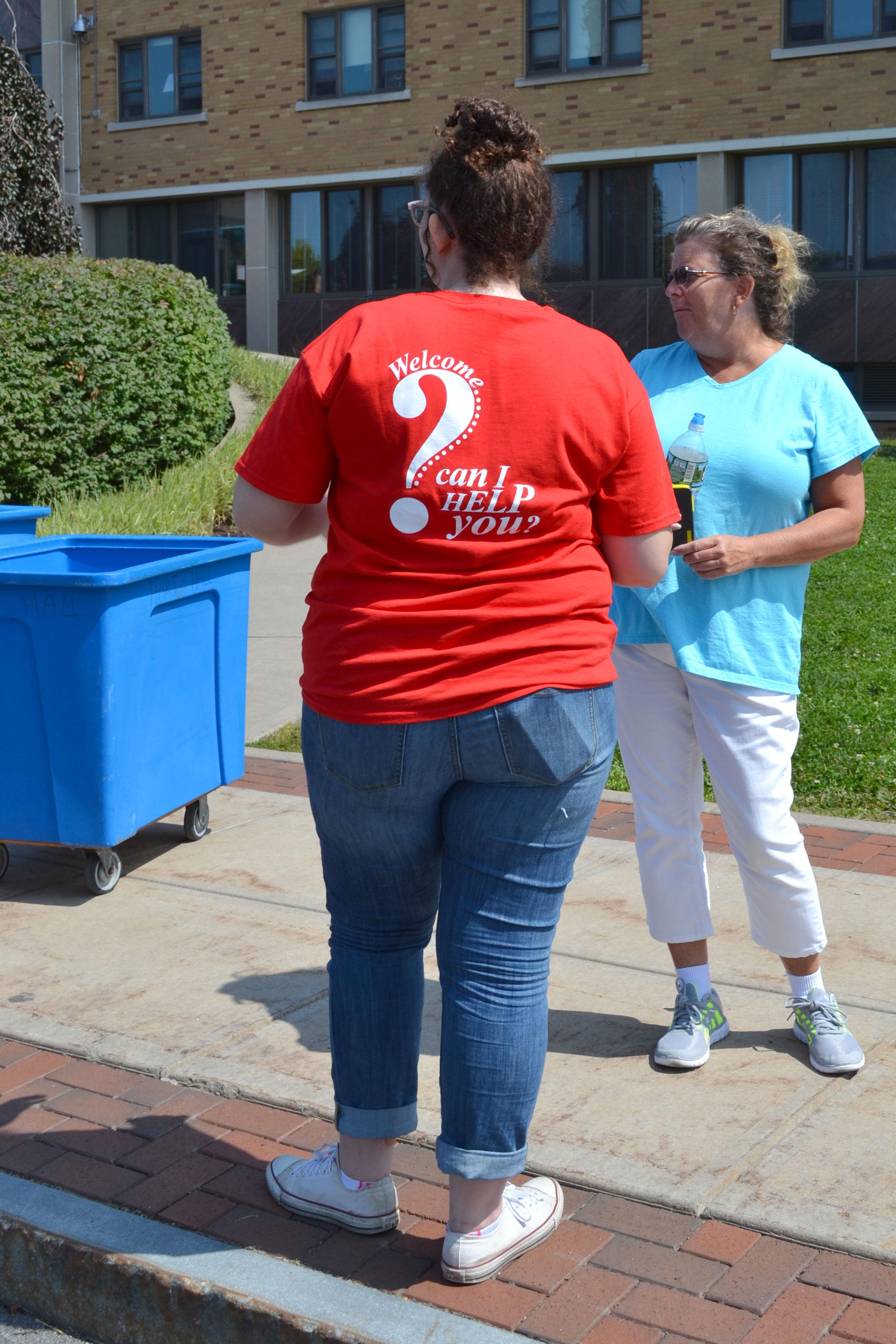 Red Carpet Crew stands ready to help new students move into their room.